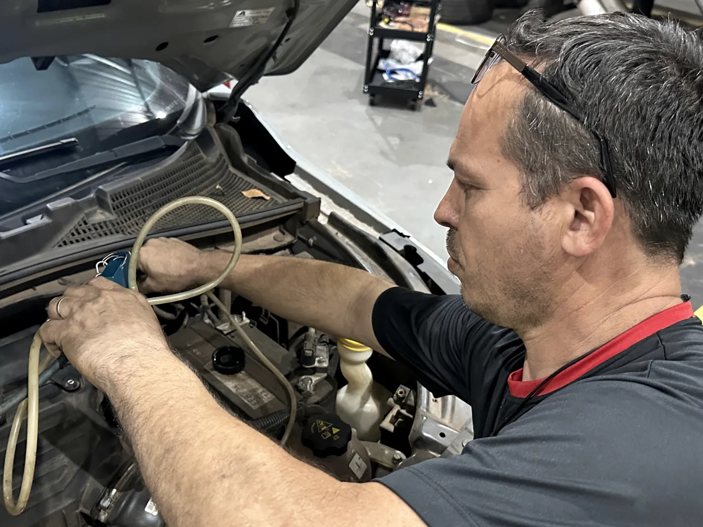 Mecânico da equipe trabalhando no compartimento do motor
